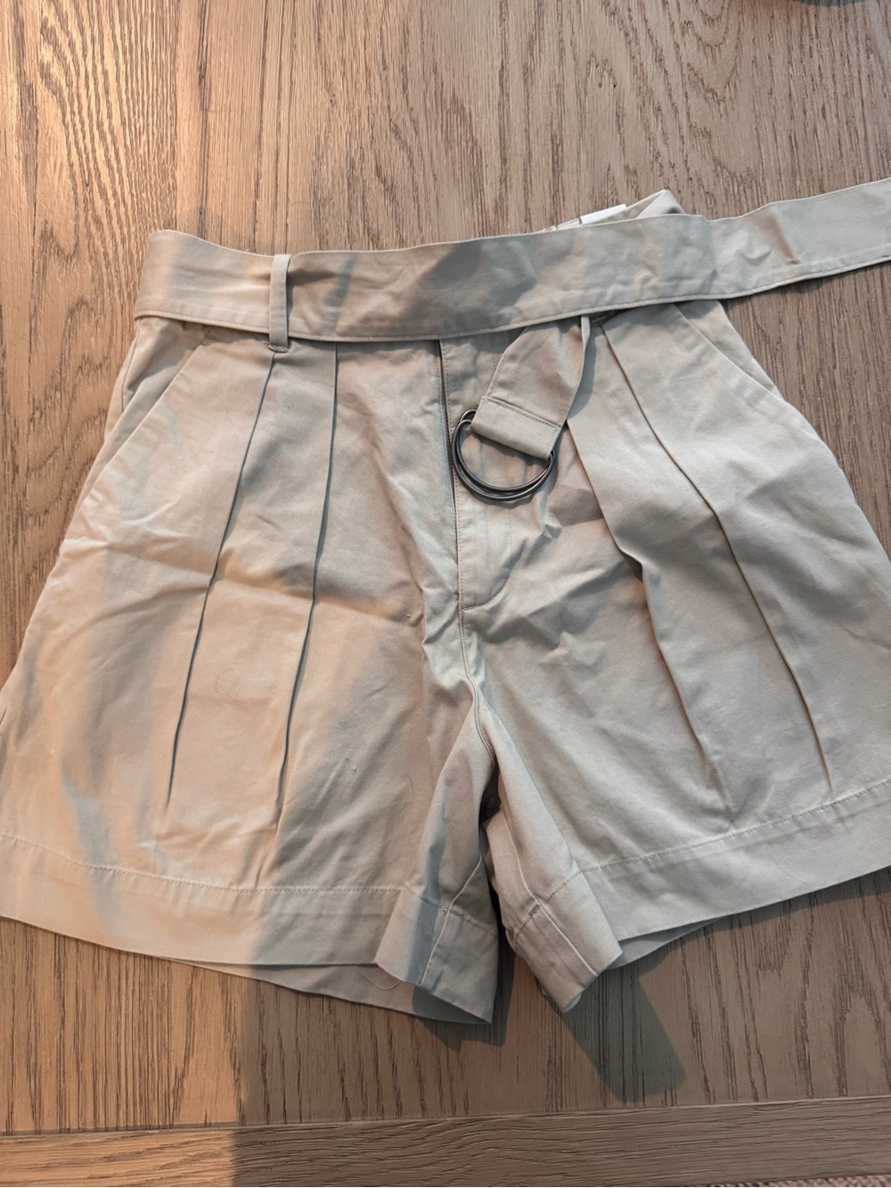 Abercrombie & Fitch Pleated High-Waist Shorts in Light Beige with D-Ring Belt